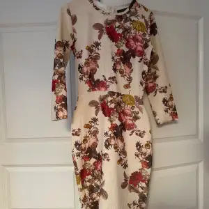 Vacker blommig klänning från Zara 