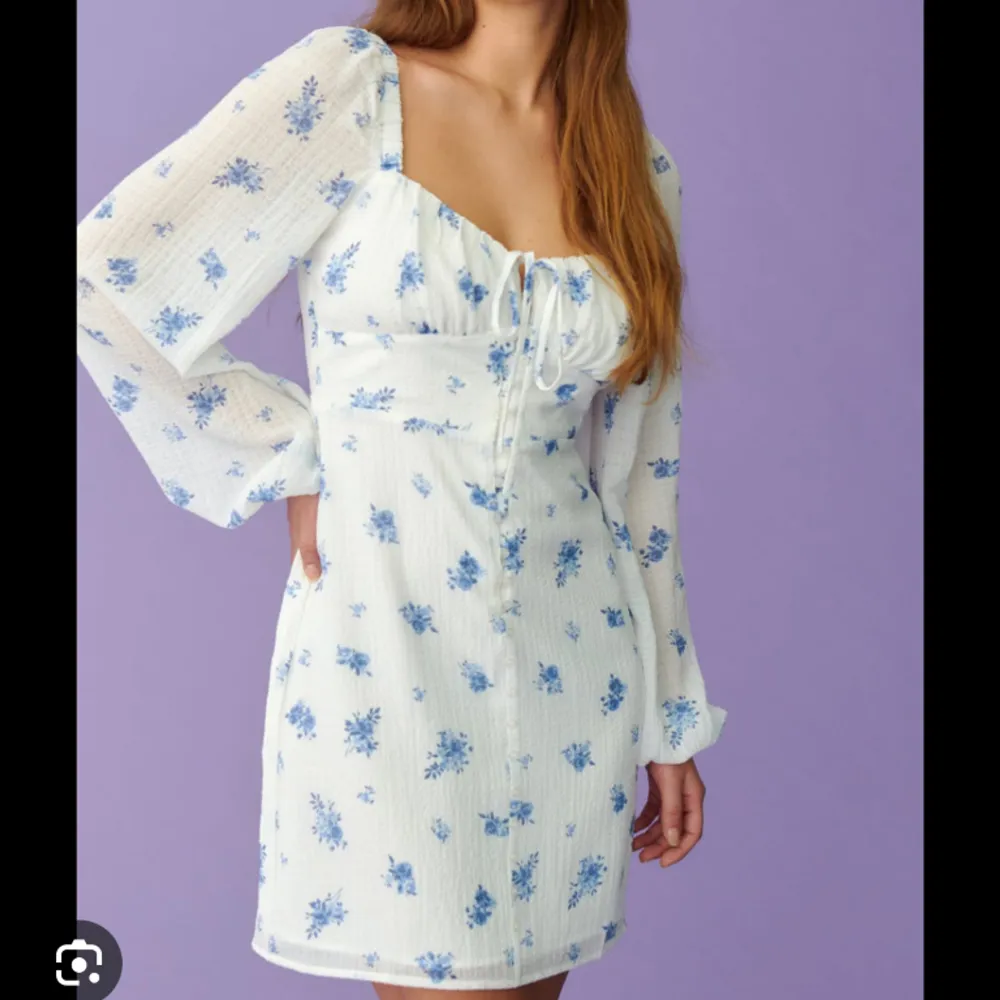 Säljer denna fina klänningen från Gina Tricot, använd vid ett tillfälle är som ny är i storlek 34 men skulle säga att den även  passar storlek 32 och 36 också. Nypris 459kr💕. Klänningar.
