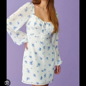  Blommig klänning - Säljer denna fina klänningen från Gina Tricot, använd vid ett tillfälle är som ny är i storlek 34 men skulle säga att den även  passar storlek 32 och 36 också. Nypris 459kr💕