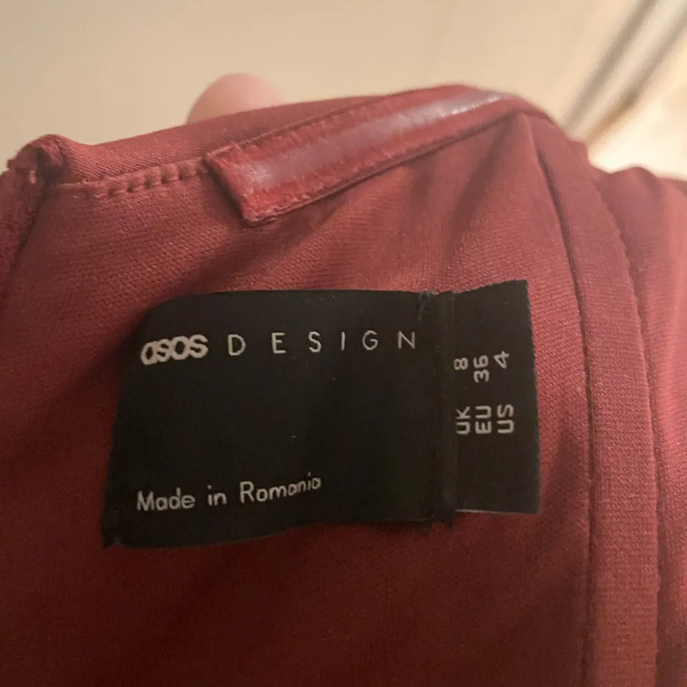 Asos design women’s burgundy dress. Klänningar.