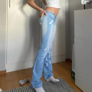 Supersnygga lågmidjade bootcut jeans som jag tyvärr måste sälja då de inte passade mig:(💗💗de är långa i benen och lagom i längden för mig som är ca 175, men passar även längre skulle jag säga🥰 bilderna är lånade av hon jag köpte dom av!