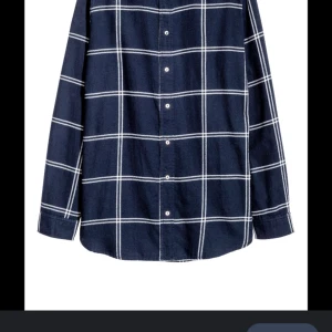 Skjorta  - Hej säljer en rutig skjorta som jag nästan aldrig använt köpt för 200.🩷👚