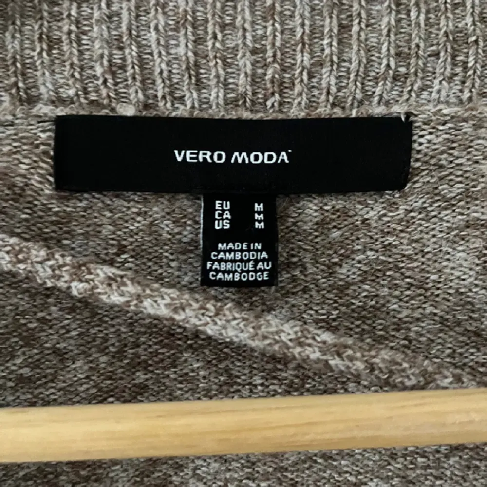 Beige/brun stickad T-shirt från Vero Moda i storlek M. Blusar.