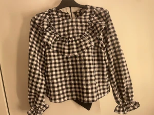 fin blus  - Säljer denna fina blus då den inte kommer till användning, endast använd en gång🥰
