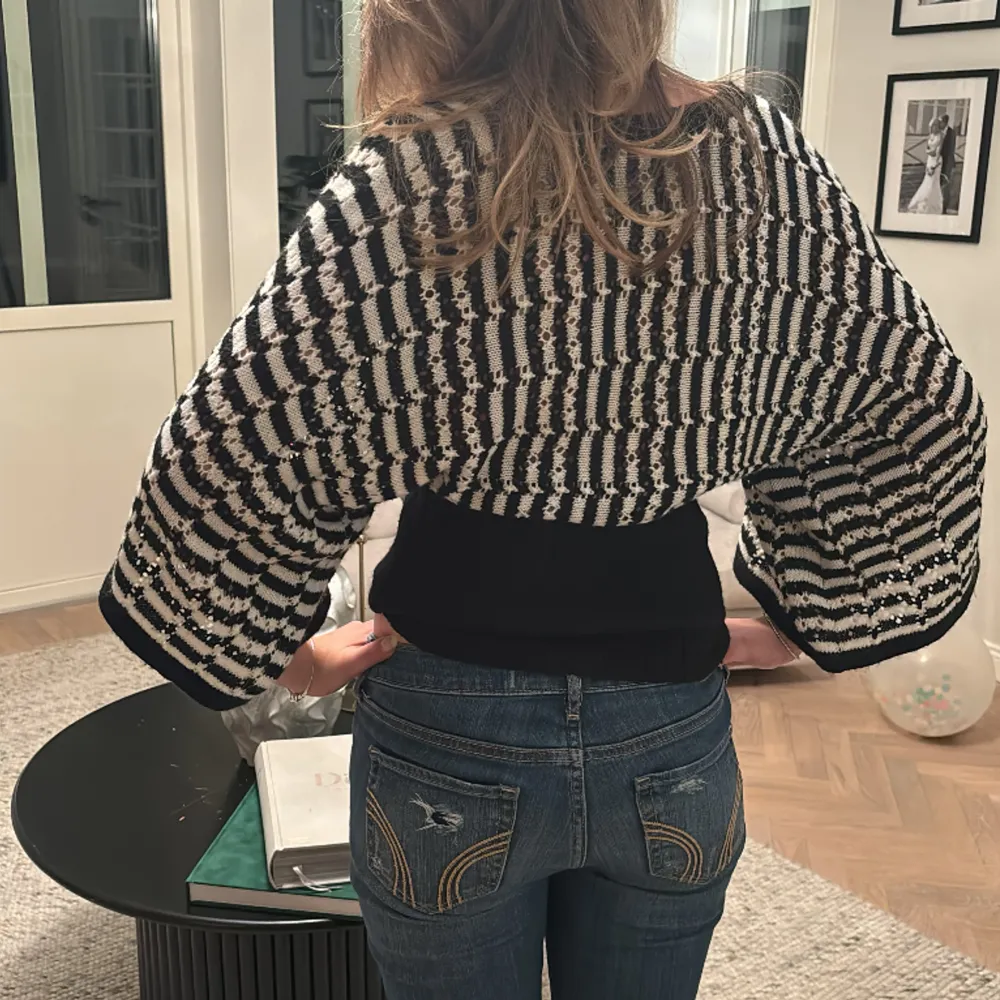 Jätte gullig stickad bluss! Här från Plick Inge använd en enda gång som ny de är bara skriva om ni vill ha mer bilder❤️. Puserot.