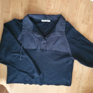 Carin Wester marinblå tröja  - En marinblå finstickad tröja från Carin Wester med detaljer i parkastyg. Använd fåtal gånger och i väldigt fint skick, inga noppror eller liknande.   Storlek S men ganska oversize.  Från djur och rökfritt hem, tvättad i allergitvättmedel.