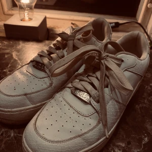 SNEAKERS STEVE MADDEN - Säljer mina steve madden då de är för små, använda Max 3 gånger och är ipricip i nyskick. 💕☺️(skriv för mer info)