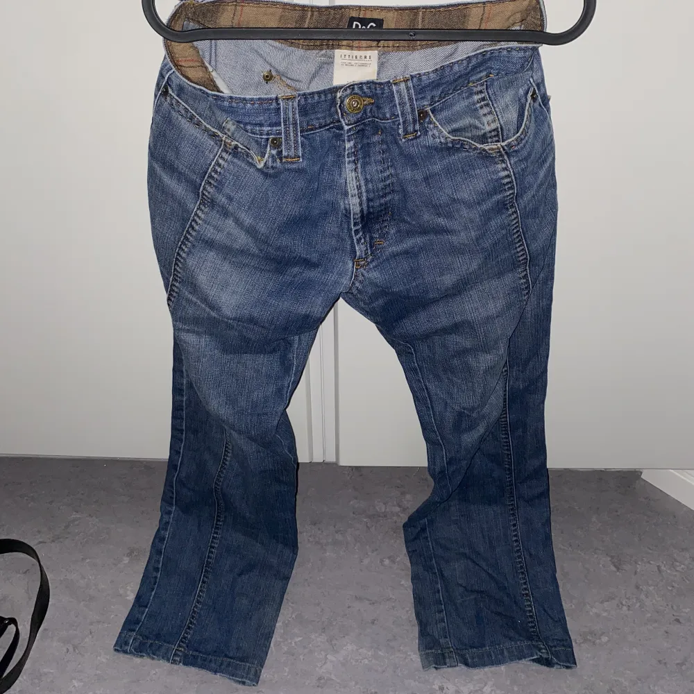 Vintage D&G jeans köpta på sellpy dom är raka och lite lågmidjade . Jeans & Byxor.