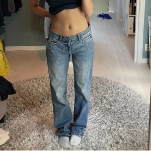 Low straight Jeans - Säljer dessa assnygga jeansen ifrån Gina tricot!! Modellen Low straight Jeans. Nästan aldrig använda då dem tyvärr är för korta för mig. Nypris: 499 kr!! Tveka inte att höra av dig vid frågor💓💓 (Bild 1 är lånad)