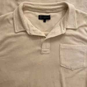 Vit tröja - Snygg polo tshirt i skönt material, mycket bra skick!