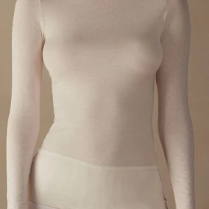 Intimissimi kashmir tröja - Säljer min kashmirtröja från intimissimi i färgen natural vanilla. Den är alltså krämvit! Använd men inga defekter. Nypris 450 mitt pris 300. 💞✨