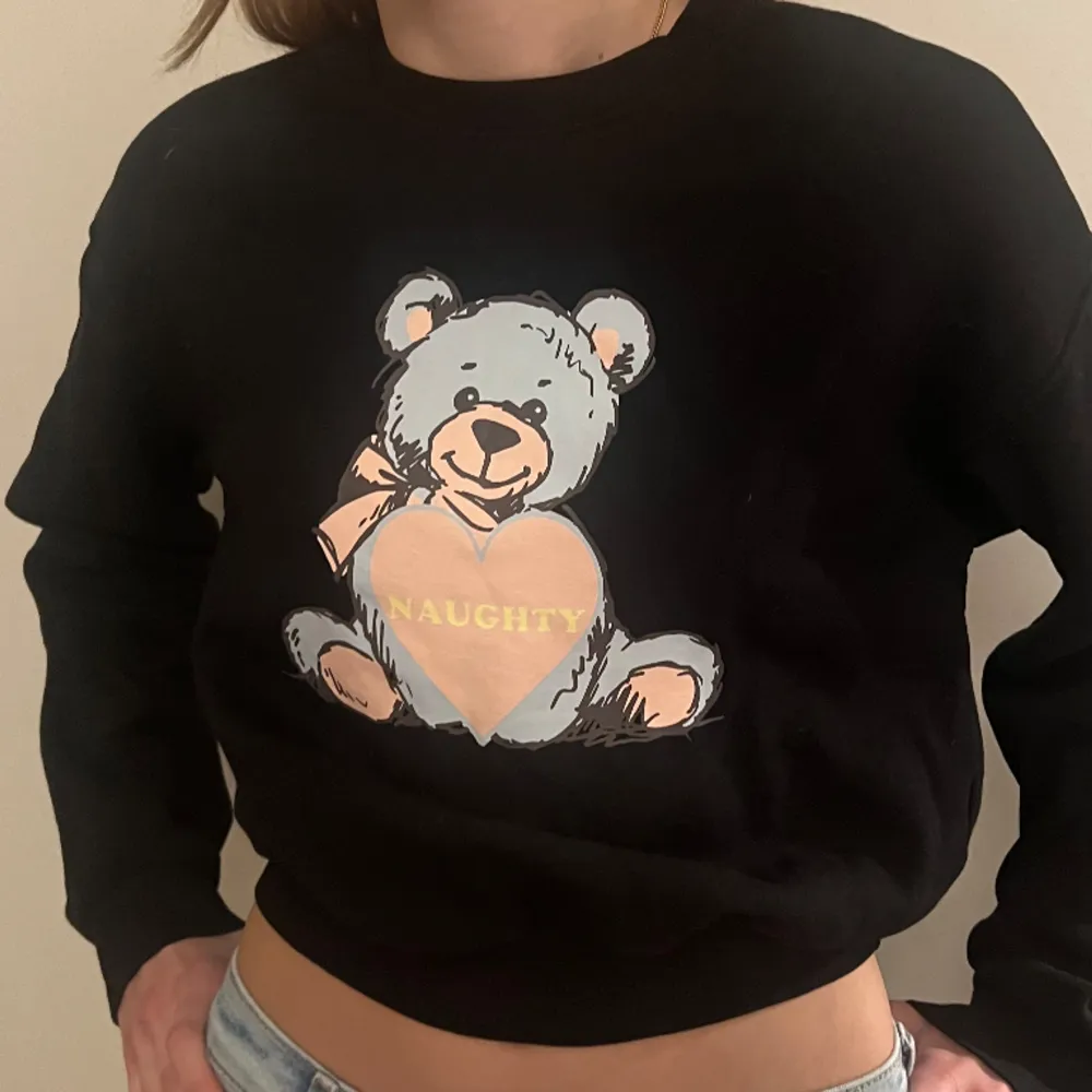 Jag säljer min gulliga svarta sweatshirt med ett tryck på🧸endast använd fåtal gånger, säljer pga går inte till användning. Tröjor & Koftor.