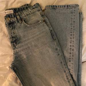 Säljer dessa ljusblåa midwaist straight leg jeans ifrån Zara då dom ej kommer till användning längre. Nypris 350 kr. Bara att höra av sig för fler bilder💞