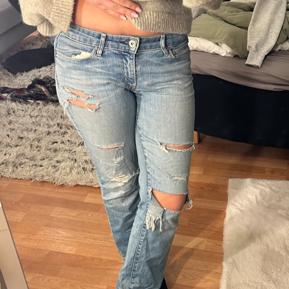 Säljer mina lågmidjade håliga jeans för jag inte använder de så ofta då jag tröttnat på dom jag har ganska långa ben o dom är perfekta i längden. . Jeans & Byxor.