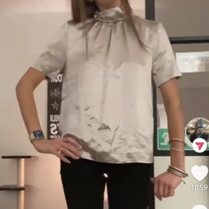 Blus - Skit snygg blus från Cos i jätte skönt material, den är i väldigt bra skick. Använd gärna köp nu💕😙