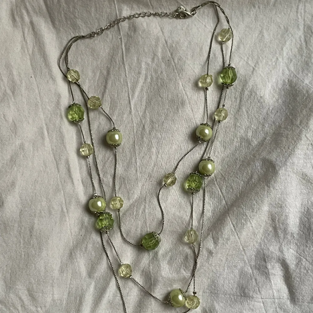Tre lager halsband med gröna pärlor, okänt märke, köp nu eller 18kr frimärke💚. Accessoarer.