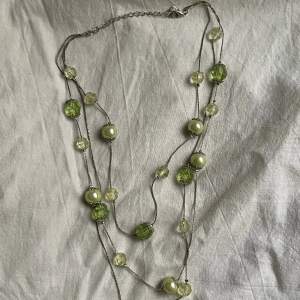 Tre lager halsband med gröna pärlor, okänt märke, köp nu eller 18kr frimärke💚