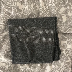 Stronger träningstights  - Säljer mina stronger tights för dom inte kommer till användning. Vet ej stl då lappen inte är kvar men skulle tro att de är xs/s. Dom har ett lagat hål på ena knät men det är inget man tänker på eller ser på håll. Köparen står för frakten🤍
