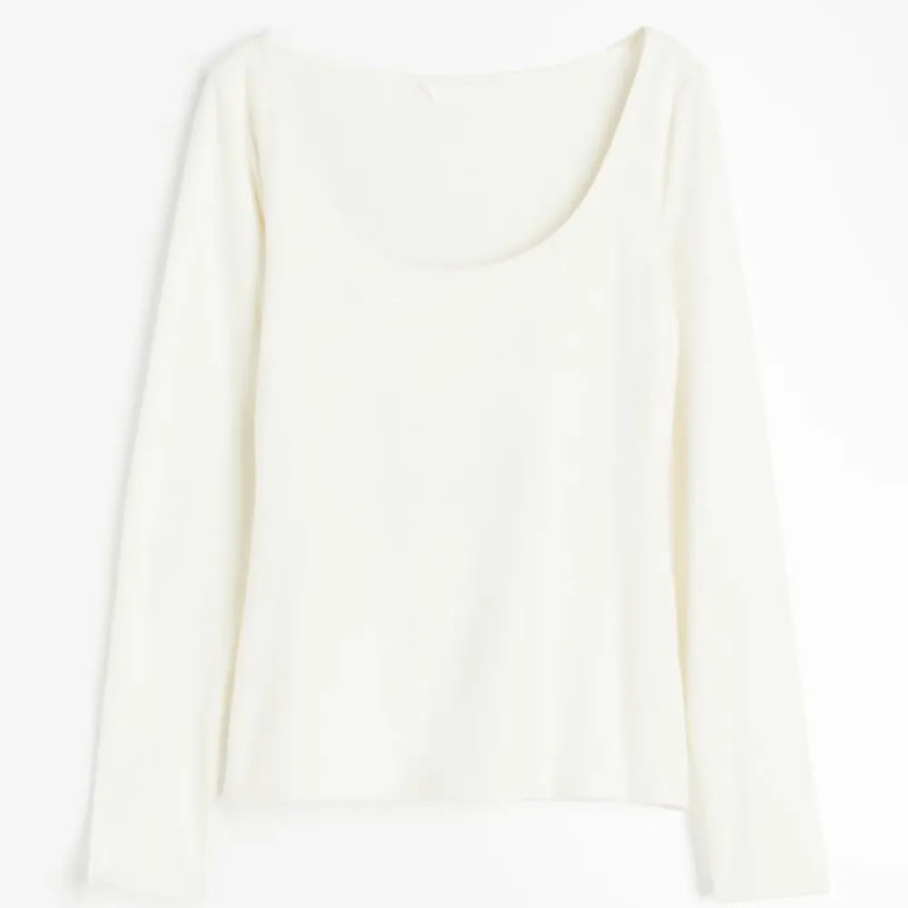 En vit respektive en svart långärmad tröja från H&M, köpta tillsammans. Får inte användning för de längre. I nyskick! Bra staple piece/basic plagg att ha En för 80 kr, båda för 130 kr. Toppar.