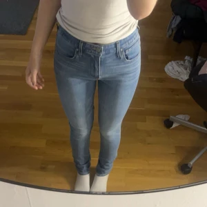 Levis Jeans  - Jättefina Levi’s jeans ❤️ säljer dem för att jag inte använder skinny jeans längre ❤️ inte använda jättemycket eftersom dem sitter lite tajt på mina ben ❤️