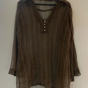 Blus/klänning <3 - Rutig blus/klänning, luftig och ganska genomskinlig ☆