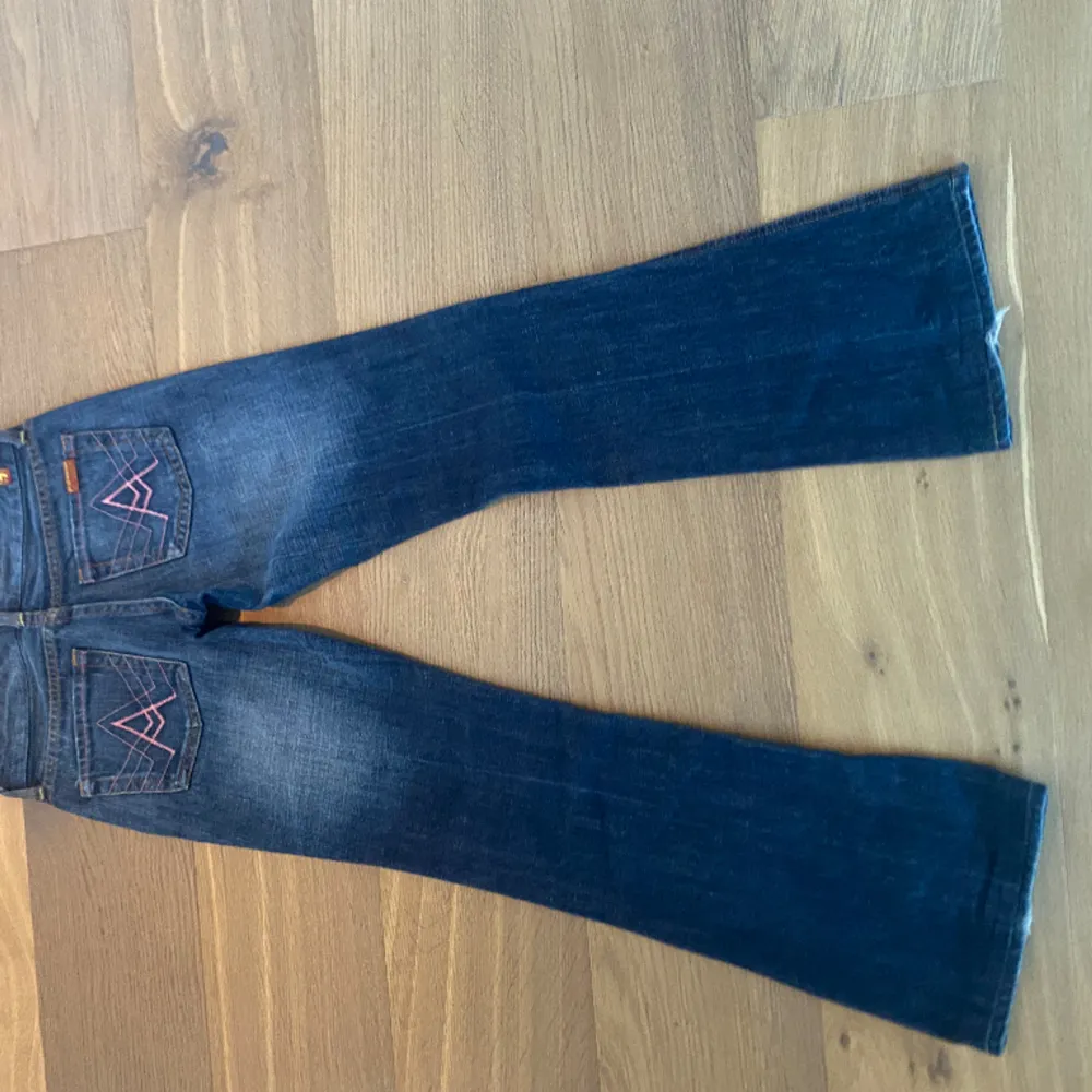 Ett par jätte fina lågmidjade och bootcut jeans och innerbens långd är 69,5 cm . Jeans & Byxor.