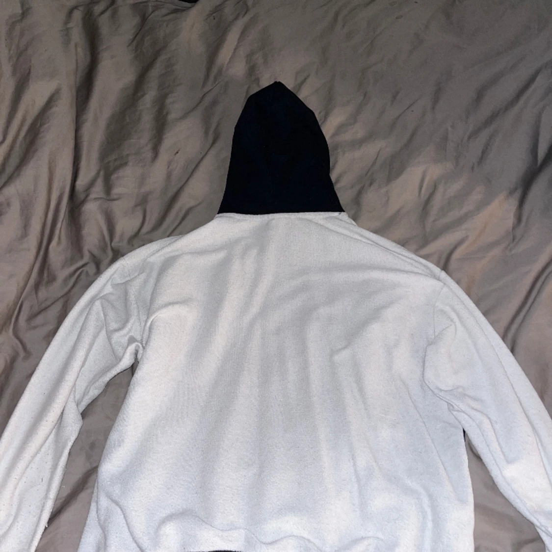Vit/blå hoodie från Pull&Bear - 90