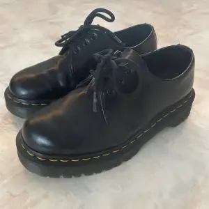 Fina Martens som tyvärr inte kommer till använding. Har använt dom lite men inte så det syns på skon. Hör av dig för fler bilder eller fundering om pris! Nypris 1895kr