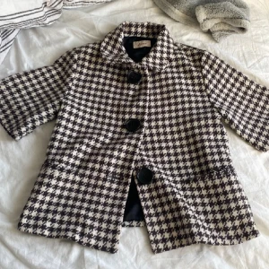 Världens gulligaste (trekvarts?) ärmade jacka🥹 - Tänk att gå runt med den här kappan/koftan på Manhattan 🥹 sååå gullig å vintage!! Såå unik, ingen kommer ha likadan!! OBS: ENDAST INTRESSEKOLL orsaker om jag vill sälja men kanske vid höga bud, hör av dig så aktiverar jag köp nu!💞 (1a bild lånad) 🗽