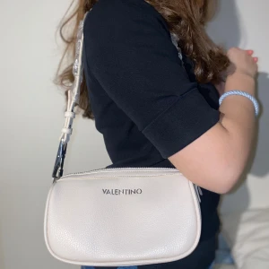 Valentino Väska - Splitterny Mario Valentino axelremsväska. En elfenbensvit färg och du får TVÅ oanvända axelremmar!💓💓Priset är diskuterbart!!💓💓💓🙌