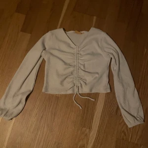 Fin vit tröja  - En fin tröja i bra skick. Andvönda ca 3 ggr. Säljer pga andvönds ej. 