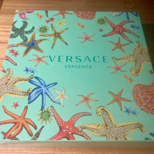 *NY* Versace Versense giftbox, 30 ml Edt + 50 ml BL -  Ord: Fr 591 - Nu: 339  En komposition som öppnas av vilda frukter från medelhavet bland annat, Bergamott och grön mandarin. När vi väl möts av hjärtat så domineras det av strandlilja, sällsynta frukter med sällsynta aromer och jasminstänglar. 