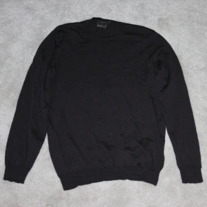 Oscar Jacobsson tröja - Säljer denna FETA tröja från Oscar Jacobsson, då den tyvärr har tvättats i för hög grad. Den är i storleken L men sitter mer som S. Färgen är en väldigt mörk brun (nästan svart)