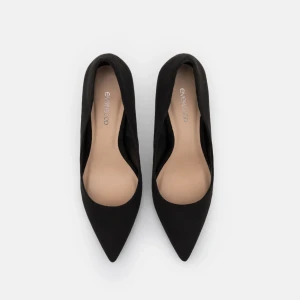 Svarta pumps/ klackskor  - Svarta pumps/klackskor från Even&Odd (nypris 399kr). Endast testade, men tyvärr förstora för mig.. Stl.36 och klackhöjd 9cm