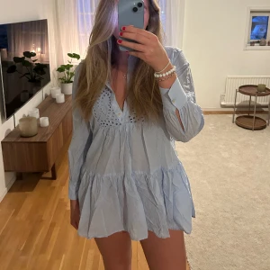 Zara klänning 🩷 - Helt oanvänd klänning (enbart testad) från zara som jag säljer för att jag tyvärr var för lång för den! är 181cm lång! 