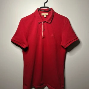 Burberry piké  - Burberry piké size L  Skick 9/10 nästan som ny  Pris 849kr 