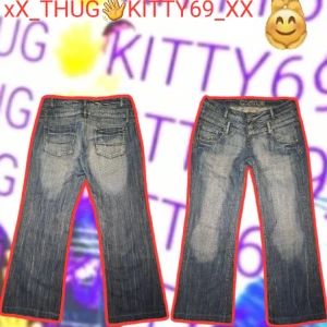 CLOCKHOUSE jeans  - OM NI FÖLJER ÄR ALLT 10% RABATTERAT🫡 Clockhouse jeans lowwaist  😝Midja:43cm Längd:100cm  Skoöppning:27cm