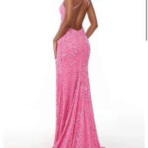 Balklänning  - Rosa balklänning med paljetter. Supersnygg verkligen! Endast testad💖 Från märket Feariesty. Nypris 112$, dvs ungefär 1200kr. Skriv privat för fler bilder🌸