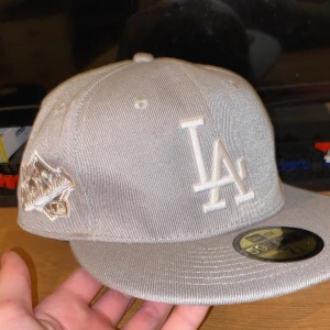 LA new era keps - Helt ny LA keps har aldrig använt bara testat på men den var lite stor så därför säljer jag den.