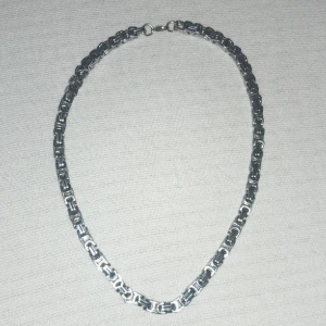 Köp silver halsband  - Den är 58cm i längden