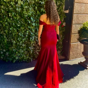 Balklänning - Hejsan! Jag säljer min balklänning jag köpte förra året. Jag har bara använt klänningen 1 gång, alltså under balen. Jag köpte klänningen för 1800kr. Ärmarna kan man enkelt ta av och sätta på, man gör som man vill. Jag älskade den, så bekväm och fin😍 