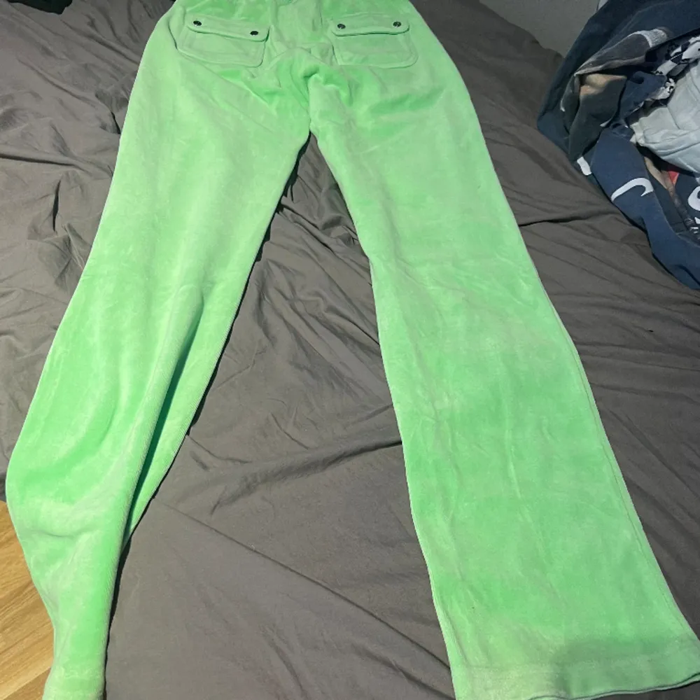 juicy byxor lime grön storlek xs i väldigt bra skick hör av er vid intresse. Jeans & Byxor.