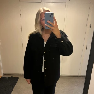 Kappa - Svart kappa köpt på bubbleroom Strl S Skriv om ni har frågor💓💓