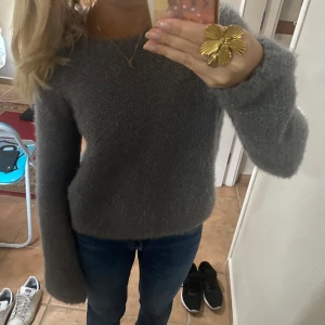 Stickad tröja  - Säljer min as snygga gråa stickade tröja💗💗