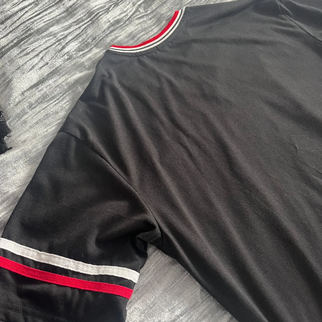 Svart tröja med graf  - 91