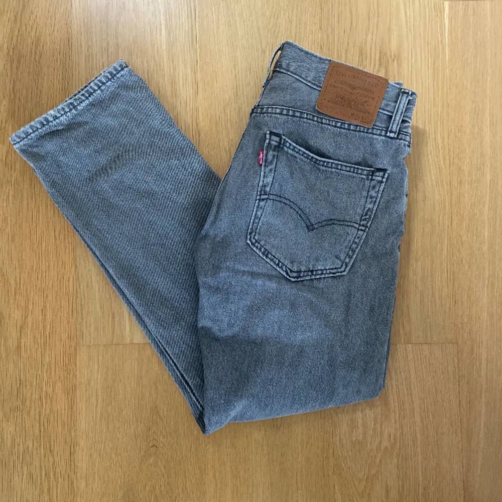 Säljer nu dessa grå Levis 551 i storlek 30/32. Jeans & Byxor.