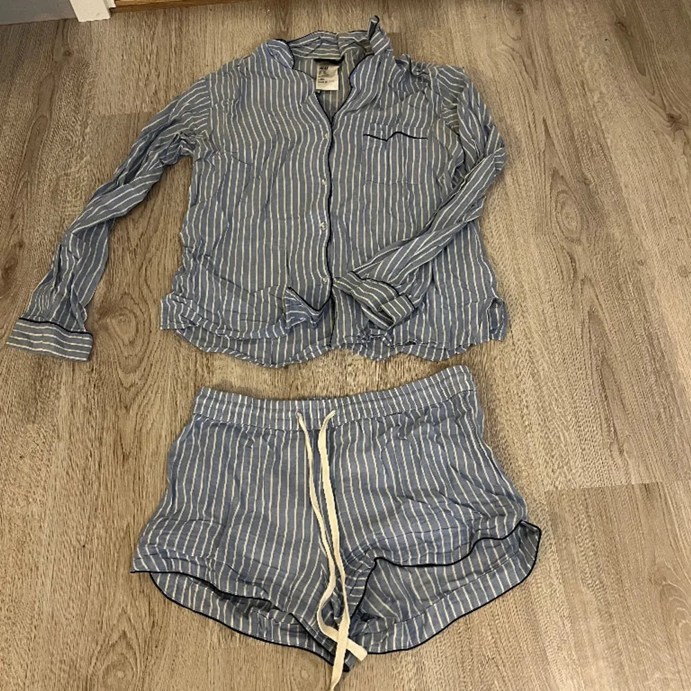 Pyjamas set som säljs i ett set tillsammans.  Shorts - XS Pyjamas tröja - XS Tvättas innan jag skickar det. . Shorts.