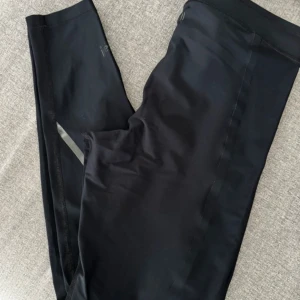 Casall träningstights stl 40. Nya - Helt nya Casall träningstights stl 40. Lapparna är dock borta, men är aldrig använda. Dessa har lite lägre midja.  Dyra i inköp o dessa är som sagt endast testade :)