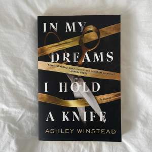 In my dreams i hold a knife av Ashley Winstead på engelska. Den är oläst och i nyskick. Skriv om du har några frågor eller vill ha mer bilder <3