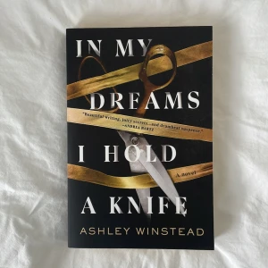 Bok av Ashley Winstead - In my dreams i hold a knife av Ashley Winstead på engelska. Den är oläst och i nyskick. Skriv om du har några frågor eller vill ha mer bilder <3